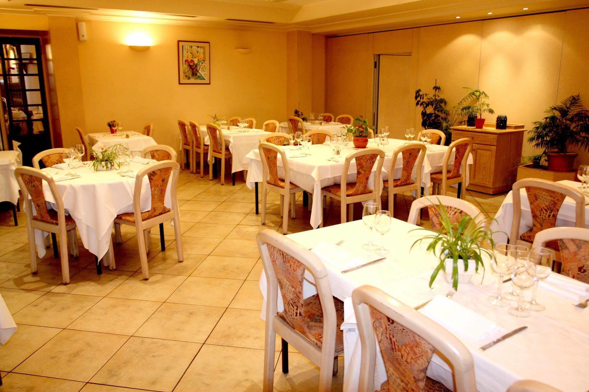 Logis Hotel Restaurant Des Voyageurs Pont-de-Salars Buitenkant foto