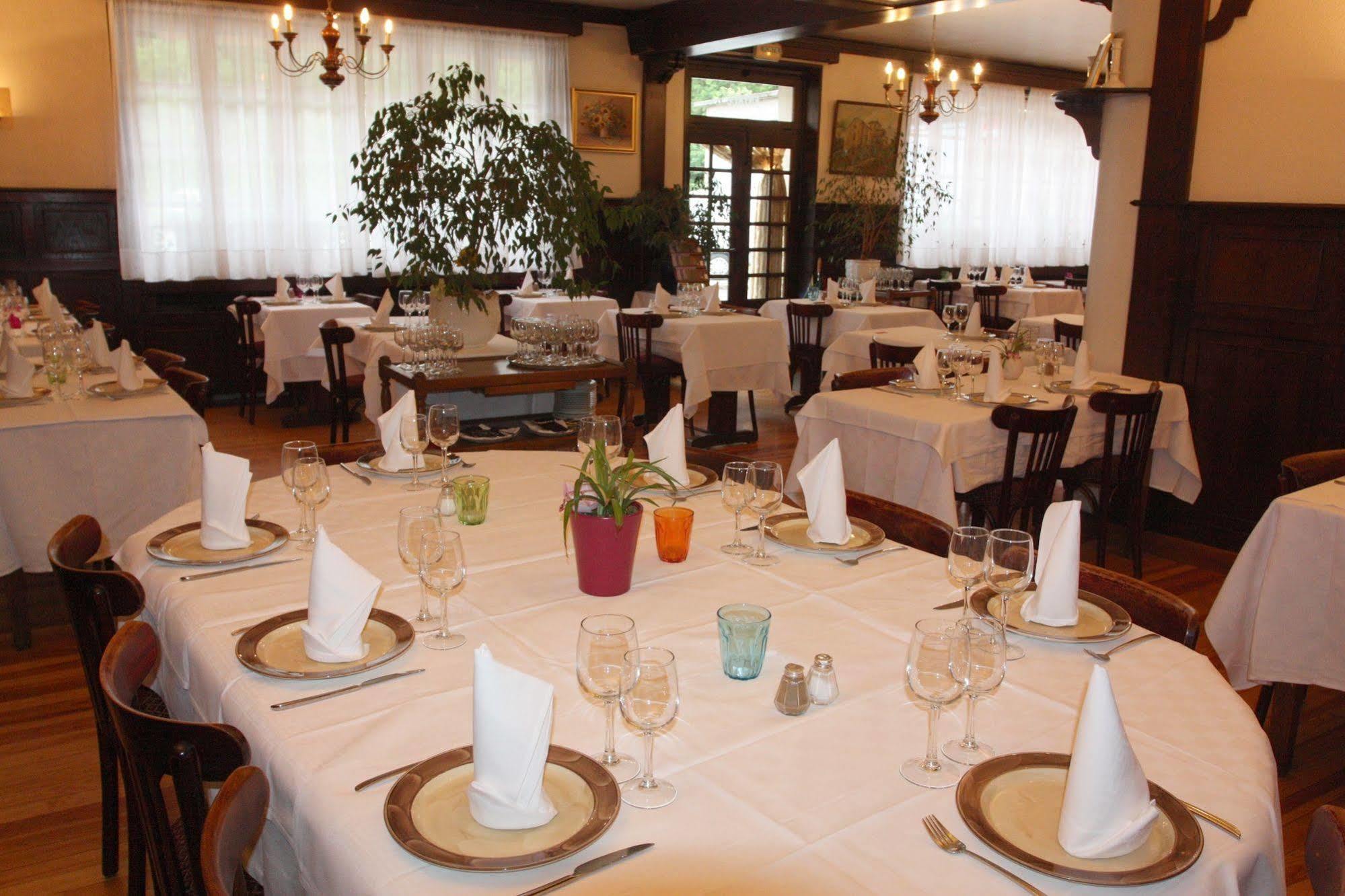 Logis Hotel Restaurant Des Voyageurs Pont-de-Salars Buitenkant foto