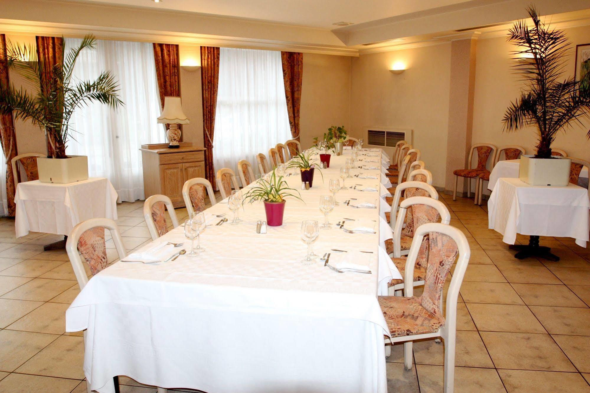 Logis Hotel Restaurant Des Voyageurs Pont-de-Salars Buitenkant foto