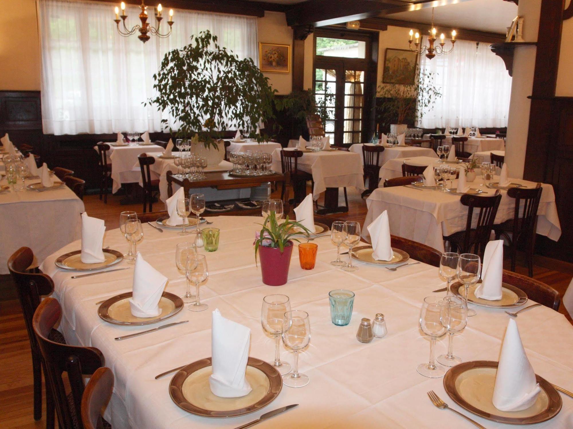 Logis Hotel Restaurant Des Voyageurs Pont-de-Salars Buitenkant foto