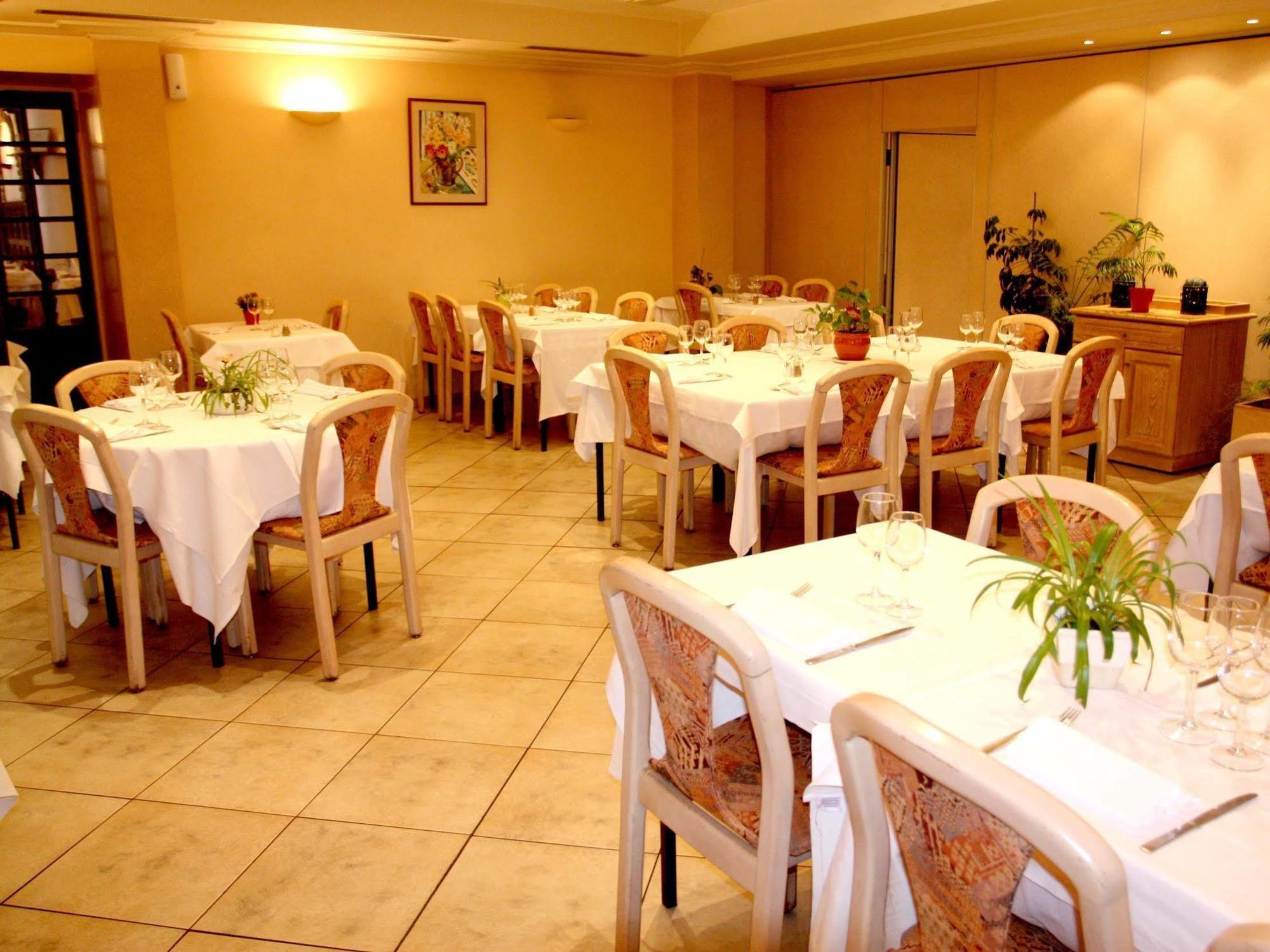 Logis Hotel Restaurant Des Voyageurs Pont-de-Salars Buitenkant foto
