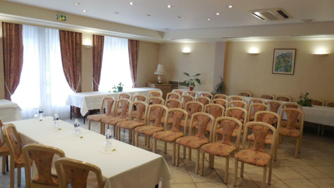 Logis Hotel Restaurant Des Voyageurs Pont-de-Salars Buitenkant foto